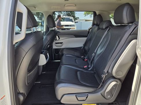 Used 2023 Kia Carnival LX FWD image 14
