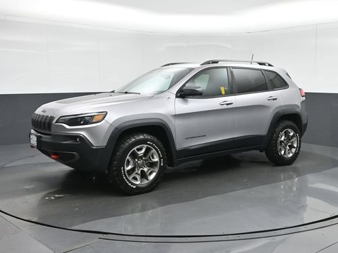 Used 2019 Jeep Cherokee Trailhawk AWD/4WD image 3