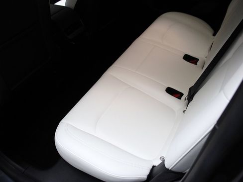 Used 2022 Tesla Model Y Long Range AWD/4WD image 23