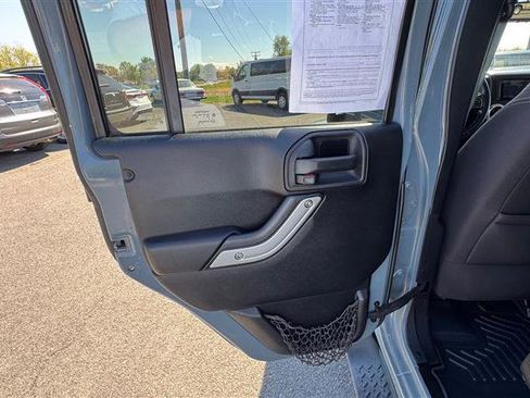 Used 2015 Jeep Wrangler Unlimited Sahara image 35