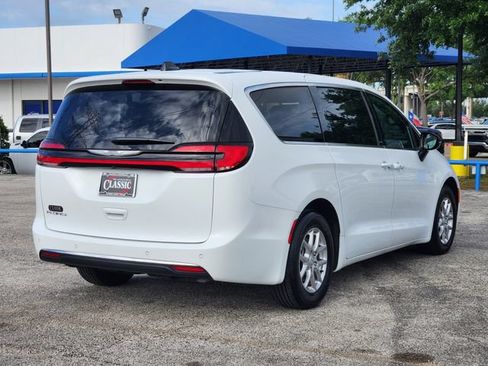 Used 2025 Chrysler Pacifica Select FWD image 7