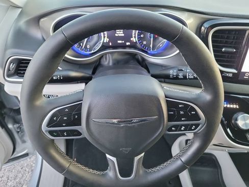 Used 2024 Chrysler Pacifica Touring-L FWD image 24