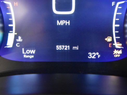 Used 2024 Chrysler Pacifica Touring-L image 27