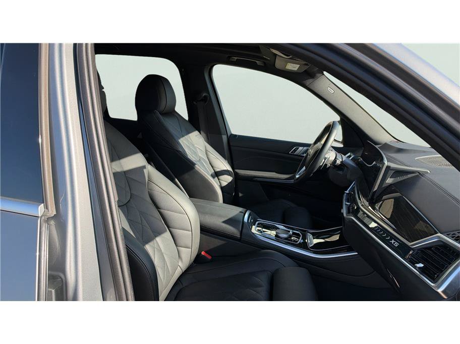 Used 2024 BMW X5 xDrive50e w/ Parking Assistance Package AWD/4WD image 27