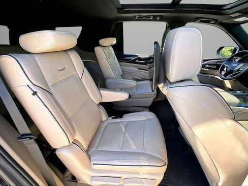 Used 2021 Cadillac Escalade Premium Luxury w/ LPO, Illumination Package AWD/4WD image 25