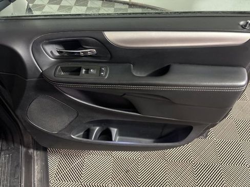 Used 2015 Dodge Grand Caravan SXT w/ Blacktop Package image 18
