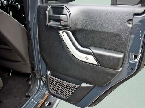 Used 2016 Jeep Wrangler Unlimited Rubicon w/ Connectivity Group image 23