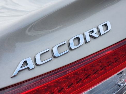 Used 2018 Honda Accord Touring image 6