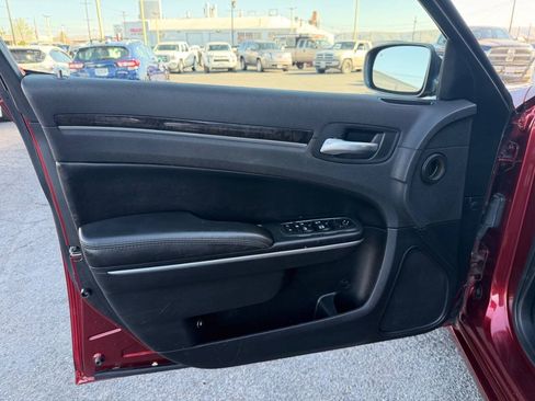 Used 2018 Chrysler 300 Touring w/ Chrome Appearance Package RWD image 14