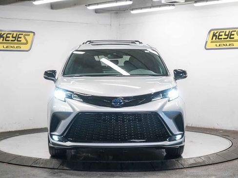 Used 2025 Toyota Sienna XSE w/ XSE Premium Package image 6