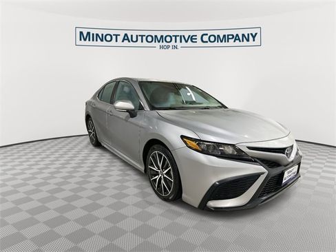 Used 2023 Toyota Camry SE image 2