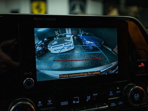 Used 2024 Toyota Highlander LE image 23