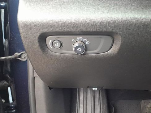 Used 2023 Chevrolet Traverse LT image 22