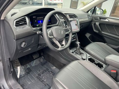 Used 2022 Volkswagen Tiguan SE w/ Panoramic Sunroof Package image 11