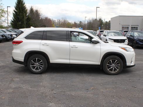 Used 2019 Toyota Highlander XLE AWD/4WD image 4