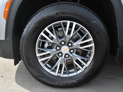 Used 2024 Chevrolet Traverse LT image 12