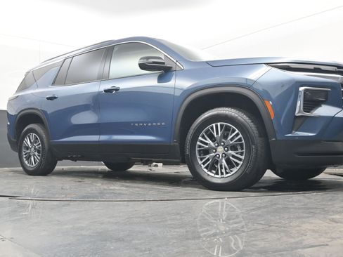 Used 2025 Chevrolet Traverse LT image 24