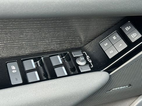 Used 2025 Land Rover Range Rover Velar Dynamic SE image 11