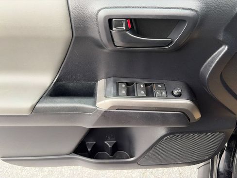 Used 2020 Toyota Tacoma SR5 w/ SR5 Appearance Package (SM) RWD image 17