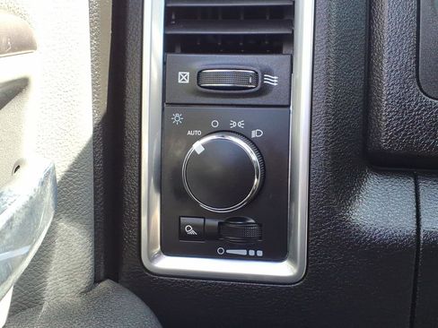 Used 2021 RAM 1500 Classic SLT AWD/4WD image 18