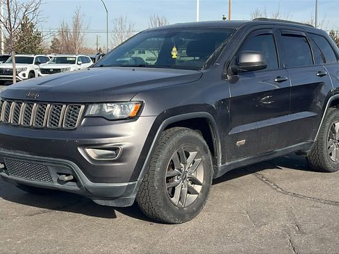Used 2017 Jeep Grand Cherokee Laredo image 1