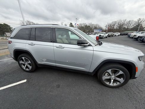 Used 2023 Jeep Grand Cherokee Limited w/ Luxury Tech Group II image 3