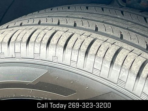 Certified 2023 GMC Terrain SLE w/ Driver Convenience Package AWD/4WD image 9