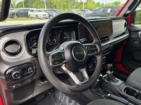 Used 2024 Jeep Wrangler Unlimited Sahara AWD/4WD image 11