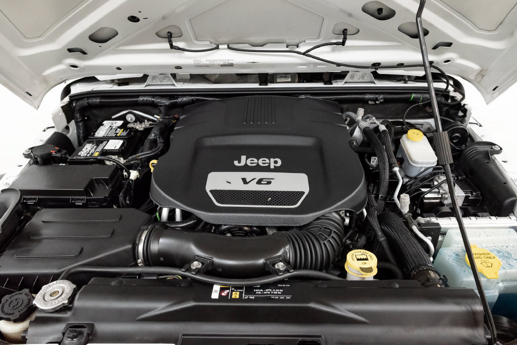 Used 2018 Jeep Wrangler Unlimited Sport w/ Connectivity Group AWD/4WD image 4