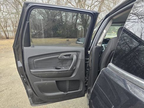 Used 2011 Chevrolet Traverse LT image 9