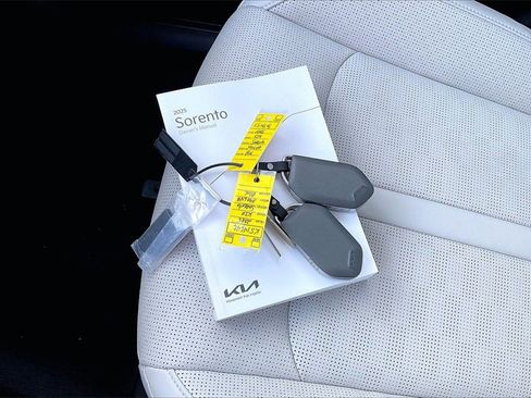 Used 2025 Kia Sorento S image 11