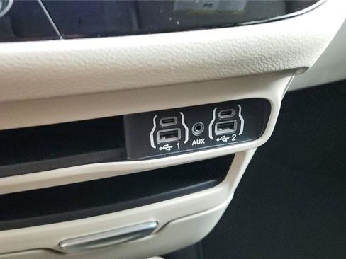 Used 2023 Chrysler Voyager LX FWD image 33