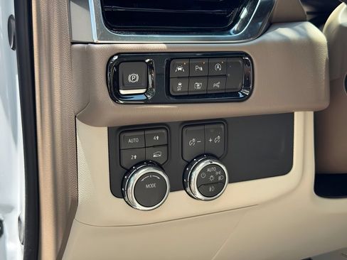 New 2026 GMC Yukon XL Denali w/ Sun & Power Step Package AWD/4WD image 11