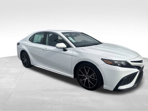 Used 2023 Toyota Camry SE image 6