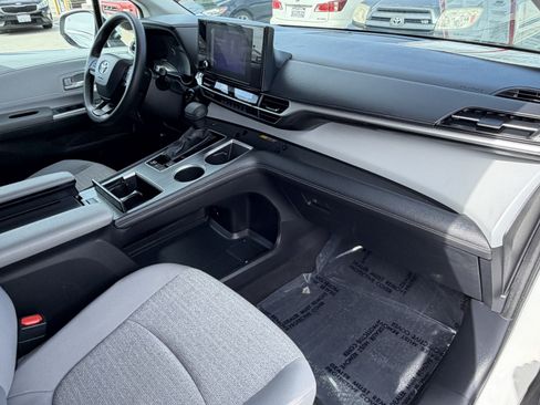 Certified 2025 Toyota Sienna LE FWD image 9