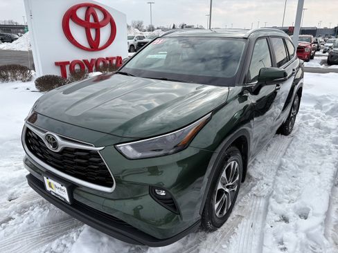 Certified 2023 Toyota Highlander XLE image 1