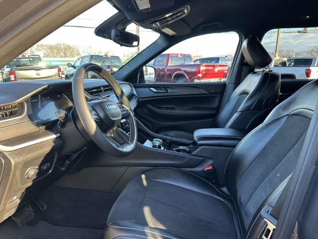 Used 2023 Jeep Grand Cherokee Altitude AWD/4WD image 10
