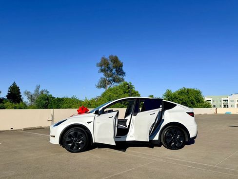 Used 2024 Tesla Model Y 2WD image 47
