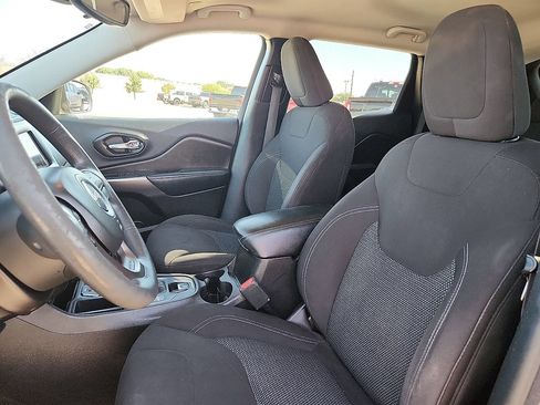 Used 2021 Jeep Cherokee Latitude FWD image 7