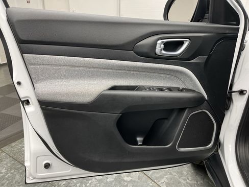 Used 2022 Jeep Compass Latitude w/ Mopar Graphics Package image 6