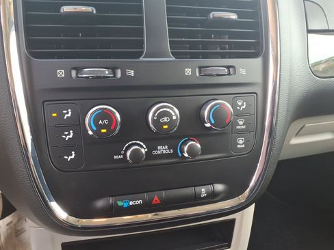 Used 2018 Dodge Grand Caravan SE w/ UConnect Hands-Free Group FWD image 10