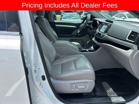 Used 2019 Toyota Highlander XLE FWD image 23