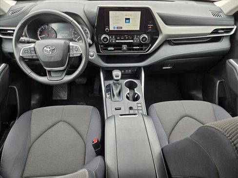 Used 2025 Toyota Highlander LE FWD image 16