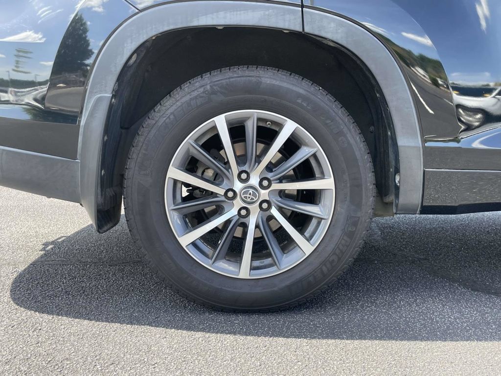 Used 2017 Toyota Highlander XLE AWD/4WD image 15