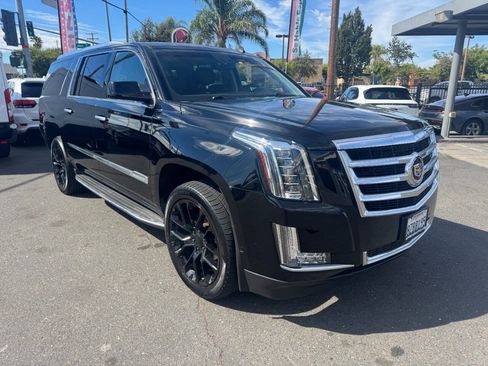 Used 2015 Cadillac Escalade ESV Luxury AWD/4WD image 2