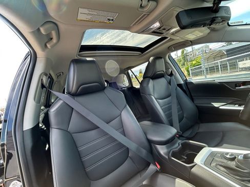 Used 2022 Toyota RAV4 XLE Premium image 28