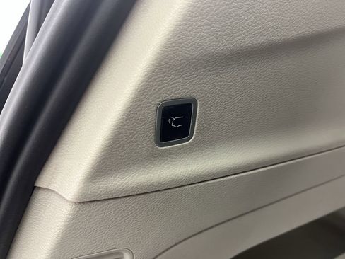 Used 2024 Chrysler Pacifica Touring-L image 31