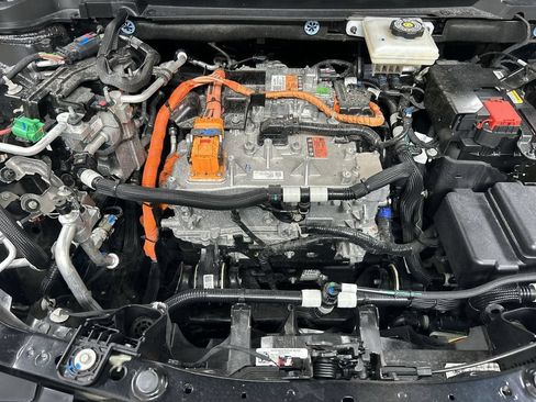 Certified 2025 Chevrolet Equinox EV RS FWD image 23