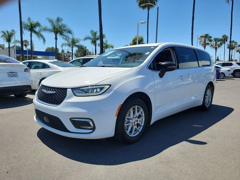 Used 2024 Chrysler Pacifica Touring-L image 2