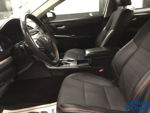 Used 2017 Toyota Camry SE w/ Moonroof Package image 24